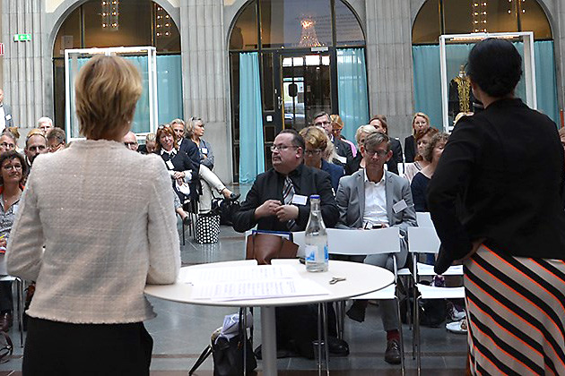 Talare står vända mot publiken Talare står vända mot publiken