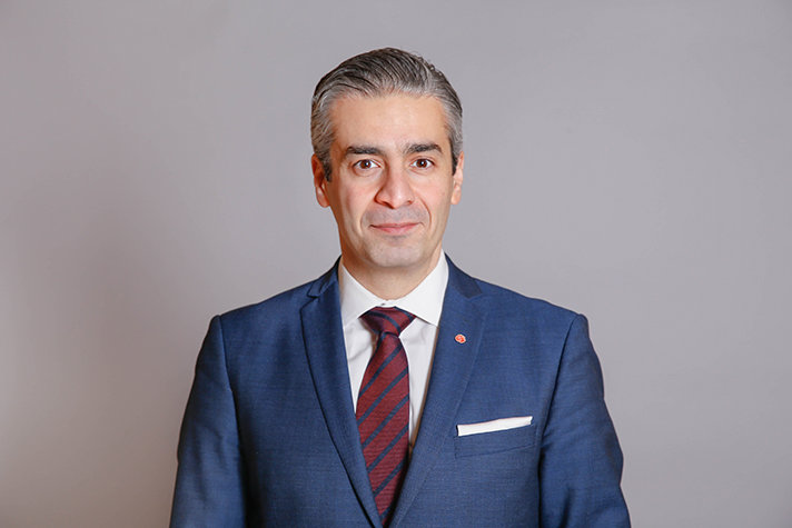 Pressbild på energi- och digitaliseringsminister Khashayar Farmanbar