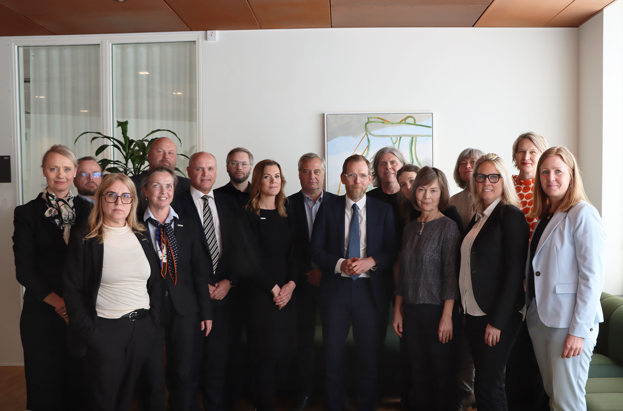 Gruppbild på mötesdeltagarna med socialminister Jakob Forssmed i mitten.