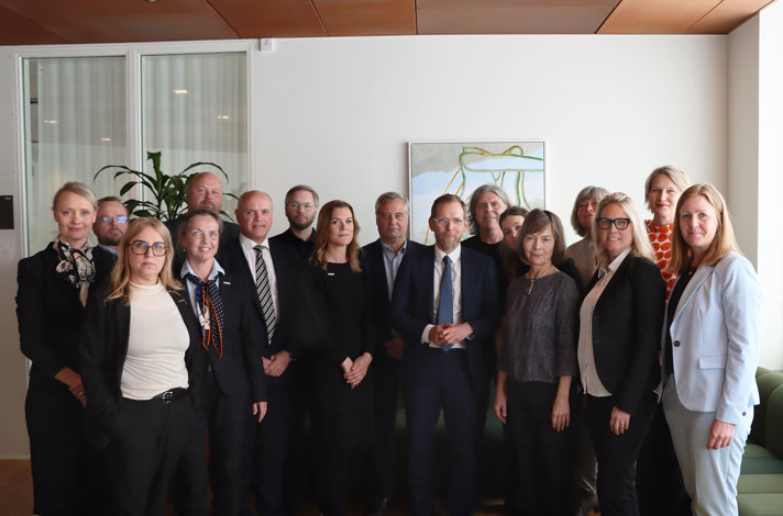 Gruppbild på mötesdeltagarna med socialminister Jakob Forssmed i mitten.