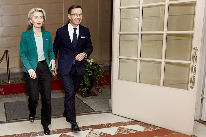 Ursula von der Leyen och Ulf Kristersson går in i Sagerska huset tillsammans.