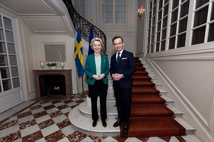 Ursula von der Leyen och Ulf Kristersson står bredvid varandra i trappan inne i Sagerska huset.