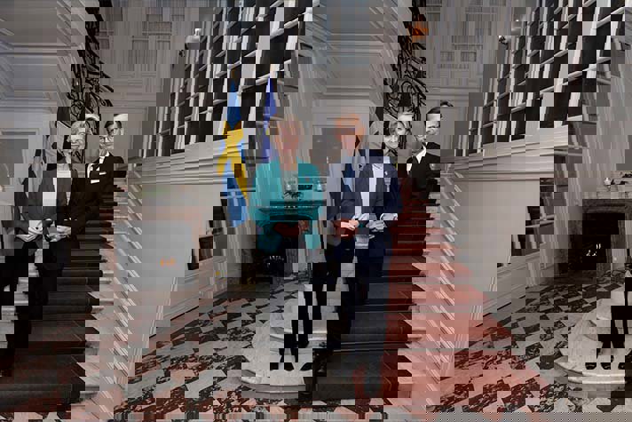 Ursula von der Leyen och Ulf Kristersson står bredvid varandra i trappan inne i Sagerska huset.