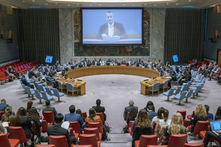 Nickolay Mladenov syns på en stor skärm bakom säkerhetsrådet
