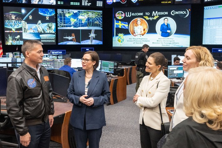 Utrikesministern och kronprinsessan talar med astronauten Kjell Lindgren.
