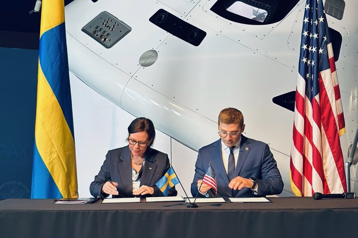 Utrikesministern och Jacob Helberg signerar Pax Silica.