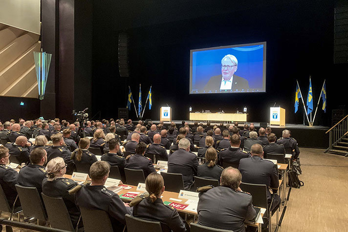 Peter Hultqvist på en storskärm med publik som tittar på honom.