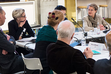 Bild på statsrådet Kristina Persson och deltagare från workshop