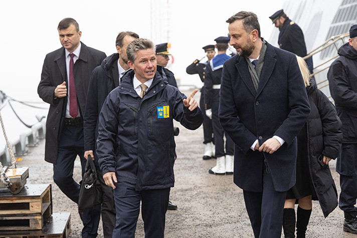 Pål Jonson och Władysław Kosiniak-Kamysz går längs en kaj lämnandes korvette Härnösand. De samtalar och ler. Bakom står annan personal och sjömän.