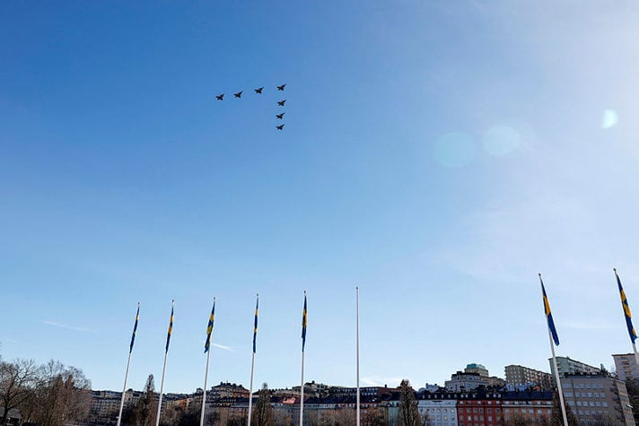 Överflygning av Flygvapnet inför flaggceremonin vid Karlbergs slott.