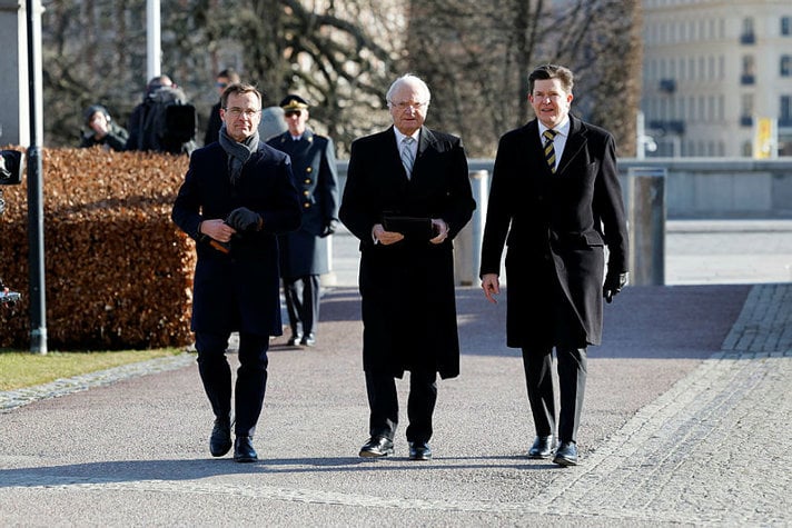H.M. Konungen flankerad av statsminister Ulf Kristersson och riksdagens talman Andreas Norlén anländer till flaggceremonin vid riksdagen i samband med att Natos flagga hissades.