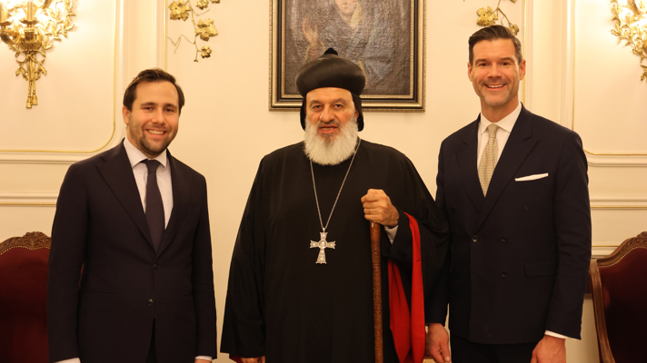 Johan Forsell och Benjamin Dousa står bredvid en syrisk-ortodoxa överstepräst.