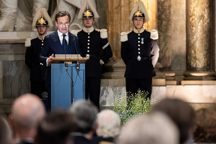 Statsminister Ulf Kristersson håller tal vid gåvoöverlämningen på Kungliga slottet.