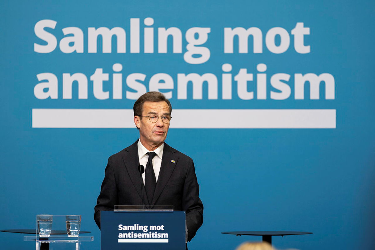 Statsminister Ulf Kristersson talar i en talarstol