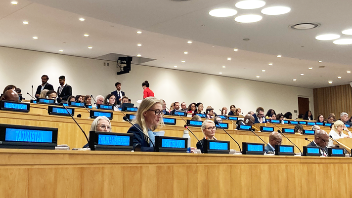 Malin Grape håller tal.