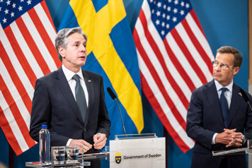USA:s utrikesminister Antony Blinken och Sveriges statsminister Ulf Kristerson i var sin talarstol.