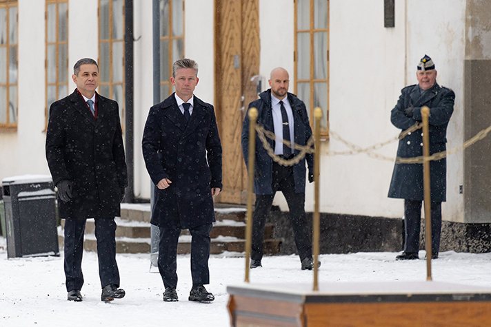 Anatolie Nosatîi och Pål Jonson promenerar utanför Karlbergs slott. 