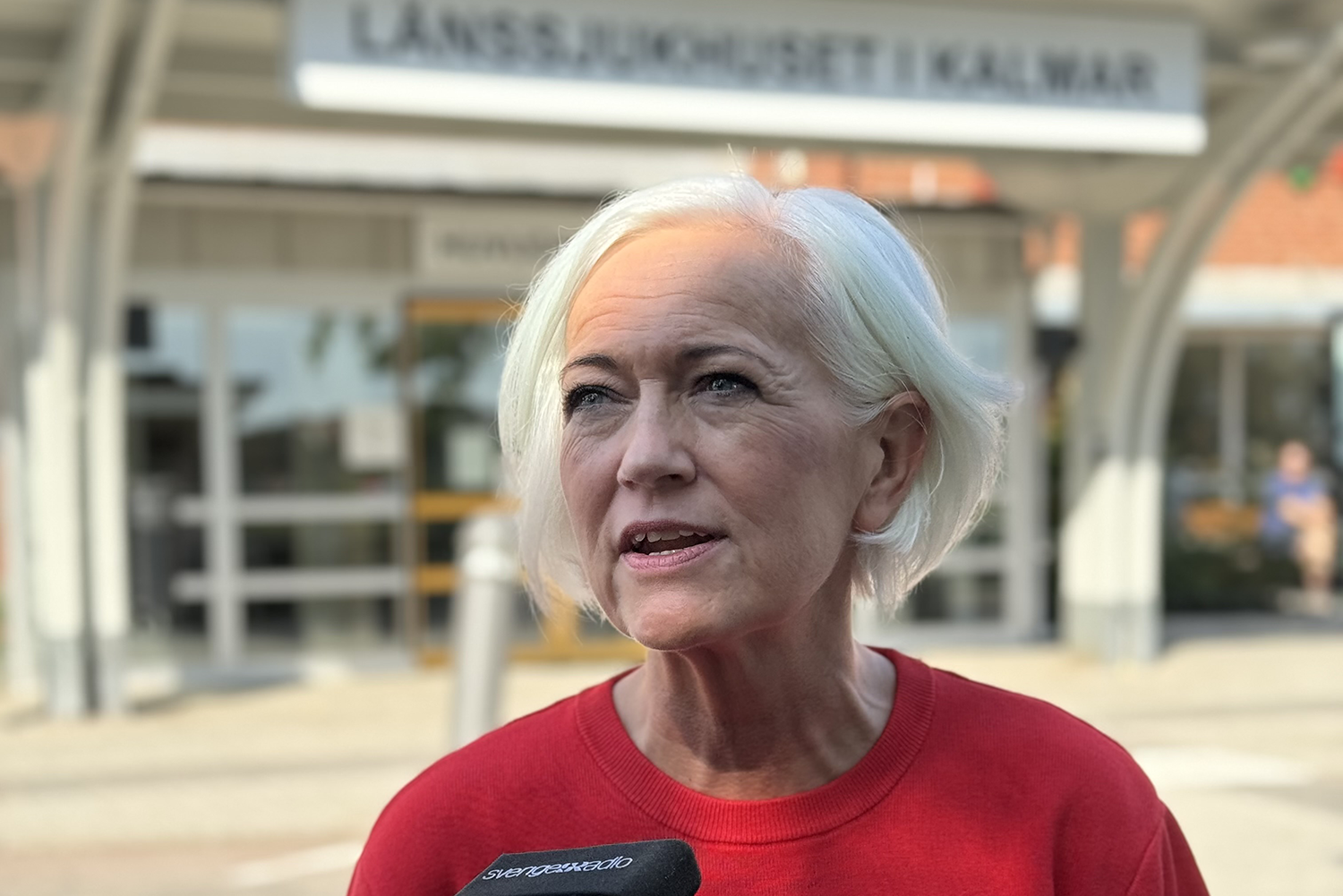 En kvinna blir intervjuad.