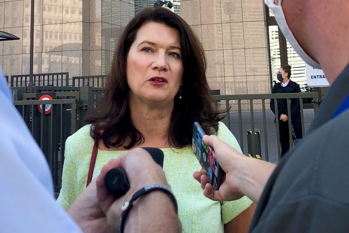 Sveriges utrikesminister Ann Linde intervjuas av journalsiter utanför Europabyggnaden i Bryssel.