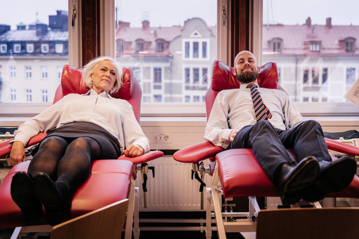 Bild på Acko Ankarberg Johansson och Carl-Oskar Bohlin på britsar på Blodcentralen i Stockholm.