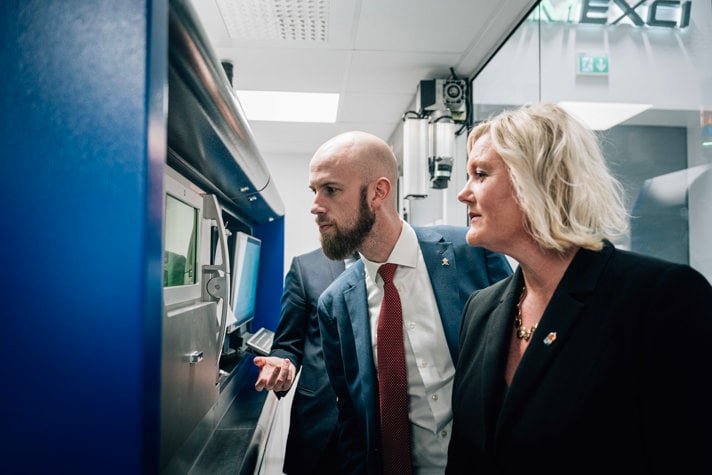 Minister för civilt försvar Carl-Oskar Bohlin och landshövding Lena Rådström Baastad tittar in i maskin för 3D-printing. 