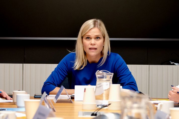 Jämställdhets- och arbetslivsminister Paulina Brandberg sitter vid ett bord.