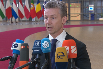 Försvarsminister Pål Jonson står framför flera mikrofoner och svarar på frågor.