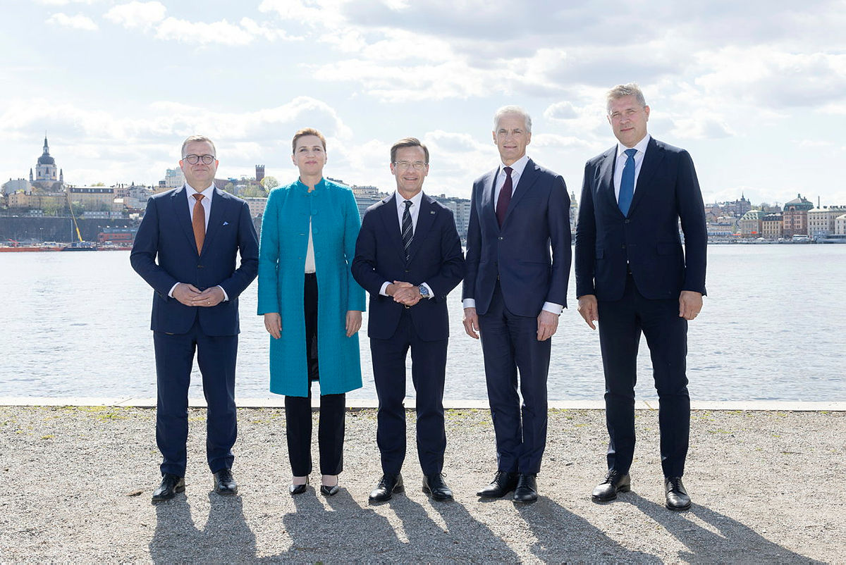 Statsminister Bjarni Benediktsson, Island, statsminister Mette Frederiksen, Denmark, Sveriges statsminister Ulf Kristersson, statsminister Jonas Gahr Støre, Norge och statsminister Petteri Orpo, Finland. fotograferade i helfigur utomhus.