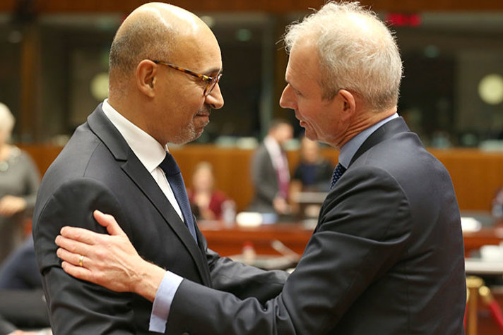 Frankrikes statssekreterare Harlem Desir med ansvar för EU-frågor hälsar på Storbritanniens motsvarighet David Lidington.