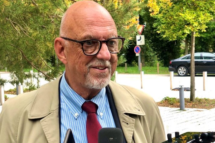 EU-minister Hans Dahlgren intervjuas av journalister efter möte i Luxemburg.