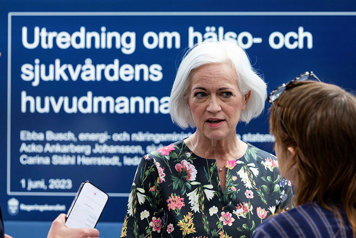 Sjukvårdsminister Acko Ankarberg Johansson intervjuas efter pressträff