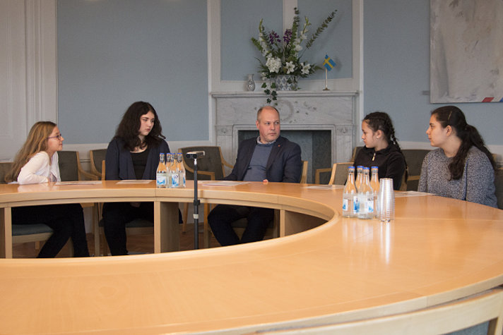 Selma, Katarina, Rosmarie och Desanka ställde frågor till justitie- och migrationsminister Morgan Johansson.
