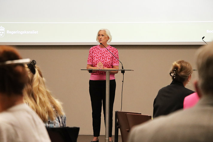 Foto på Acko Ankarberg Johansson som talar till en publik.