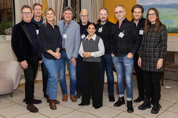 Företrädarna för dansbandsbranschen tillsammans med kulturminister Parisa Liljestrand.