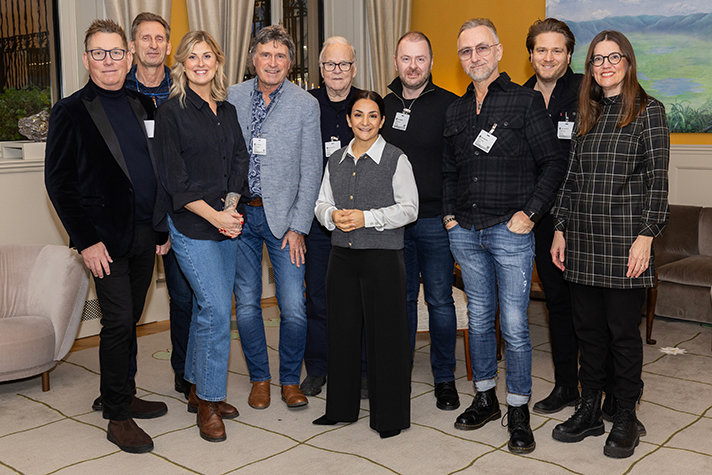 Företrädarna för dansbandsbranschen tillsammans med kulturminister Parisa Liljestrand.