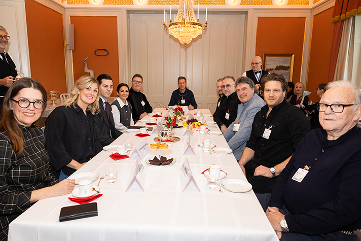 De inbjudna företrädarna för dansbandsbranschen vid mötesbordet i Rosenbad tillsammans med kulturminister Parisa Liljestrand.
