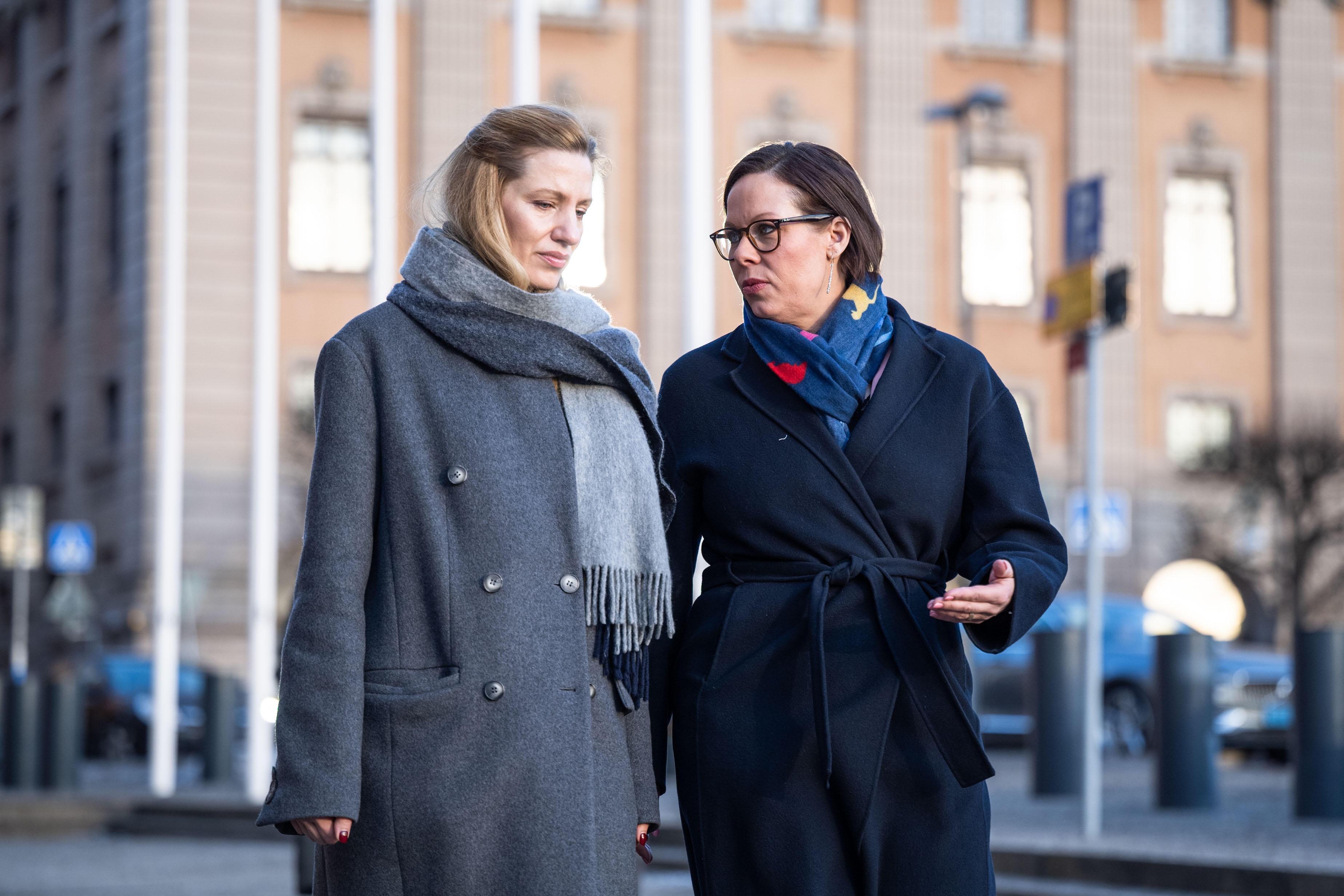Maria Malmer Stenergard och Svitlana Zalishchuk går bredvid varandra utomhus.