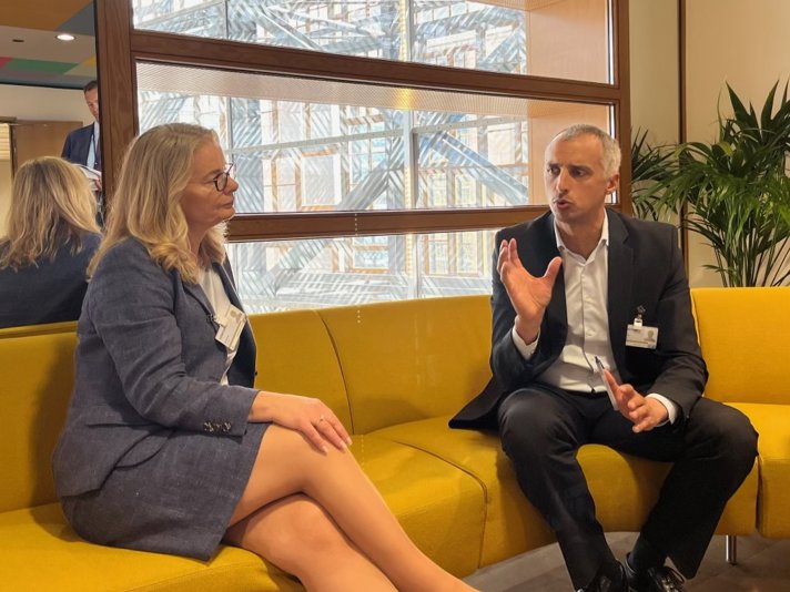 Skolminister Lotta Edholm i bilateralt möte med Danmarks barn- och utbildningsminister Mattias Tesfaye.