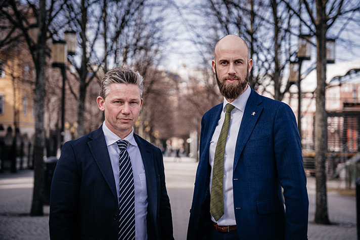 Två personer står utomhus.