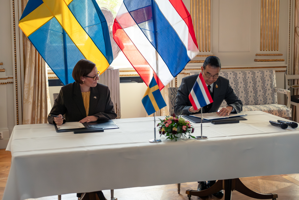 Maria Malmer Stenergard och  Maris Sangiampongsa signerar avtal. 