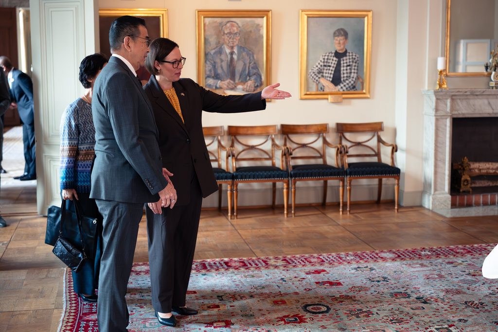 Maria Malmer Stenergard visar upp utrikesdepartementet för Maris Sangiampongsa.  