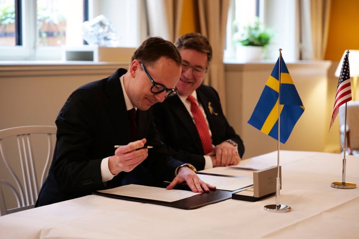 Utbildningsminister Mats Persson signerar Artemisavtalet.