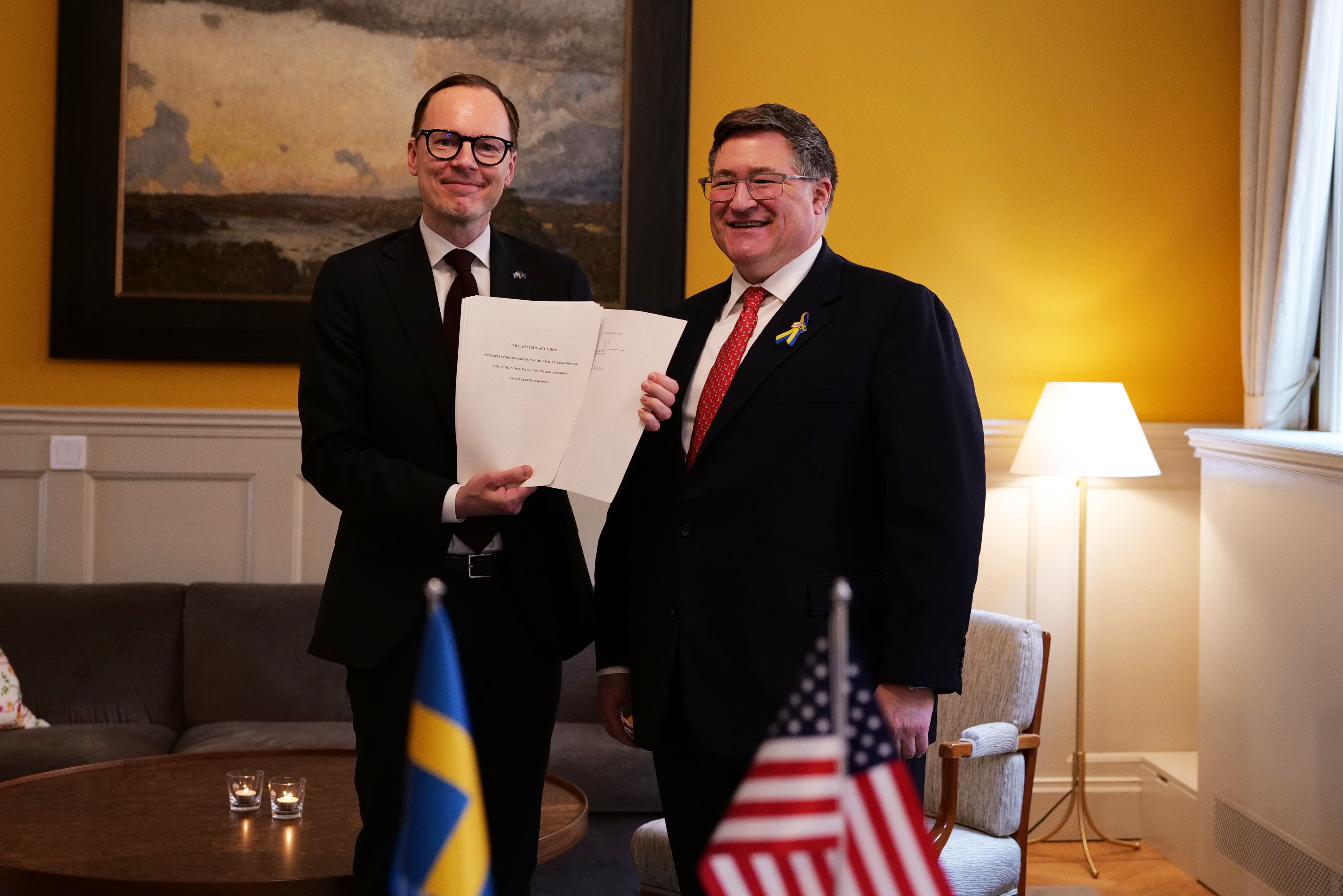 Utbildningsminister Mats Persson och USA:s ambassadör Erik D. Ramanathan.