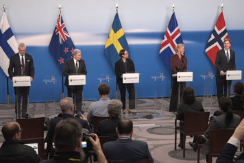 Utrikesminister Maria Malmer Stenergard och nordiska kollegor samt Nya Zeelands utrikesminister Winston Peters står vid var sin talarpulpet.