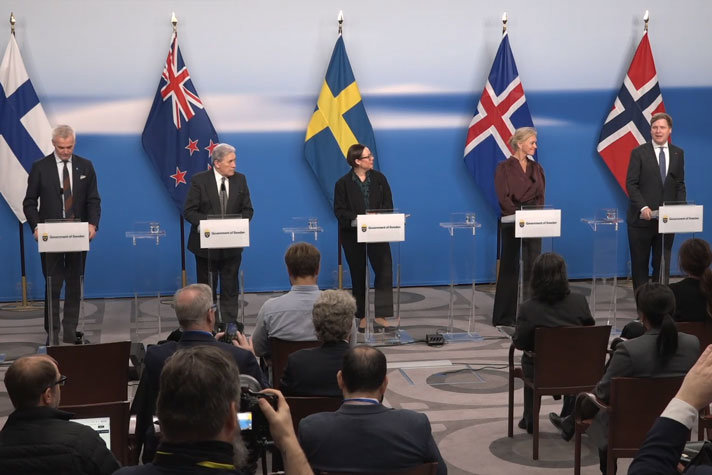 Utrikesminister Maria Malmer Stenergard och nordiska kollegor samt Nya Zeelands utrikesminister Winston Peters står vid var sin talarpulpet.