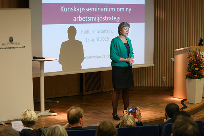Arbetsmarknadsminister Ylva Johansson talar på en scen