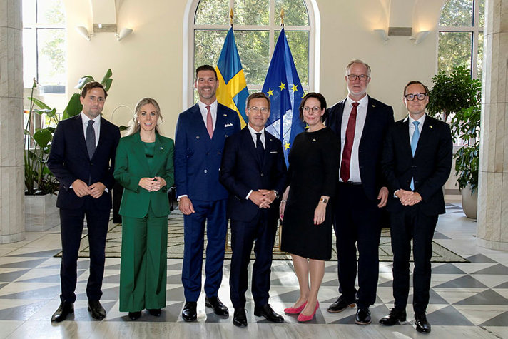 Från vänster: Benjamin Dousa - Bistånds- och utrikeshandelsminister, Jessica Rosencrantz - EU-minister, Johan Forssell - Migrationsminister, Ulf Kristerssons - Statsminister, Maria Malmer Stenergard - Utrikesminister, Johan Pehrson - Utbildningsminister, Mats Persson - Arbetsmarknads- och integrationsminister.