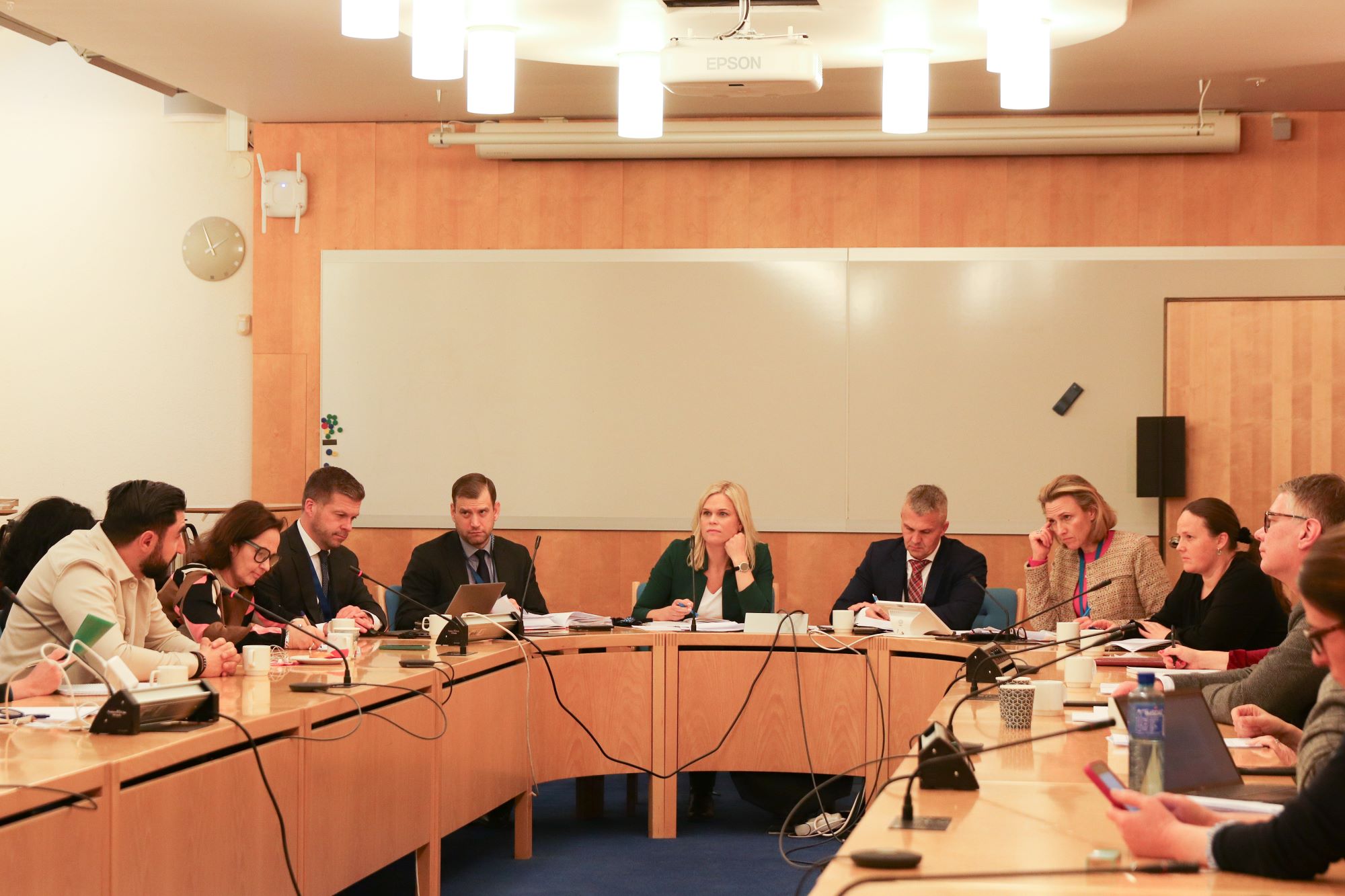 Flera personer sitter och samtalar runt ett stort bord.