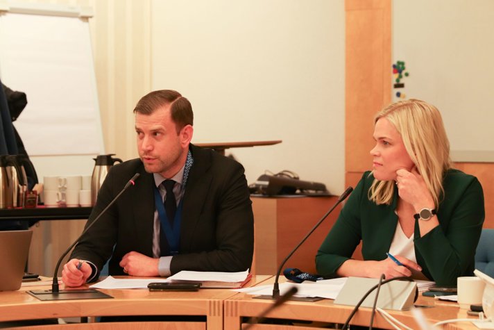 Två personer sitter vid ett bord.