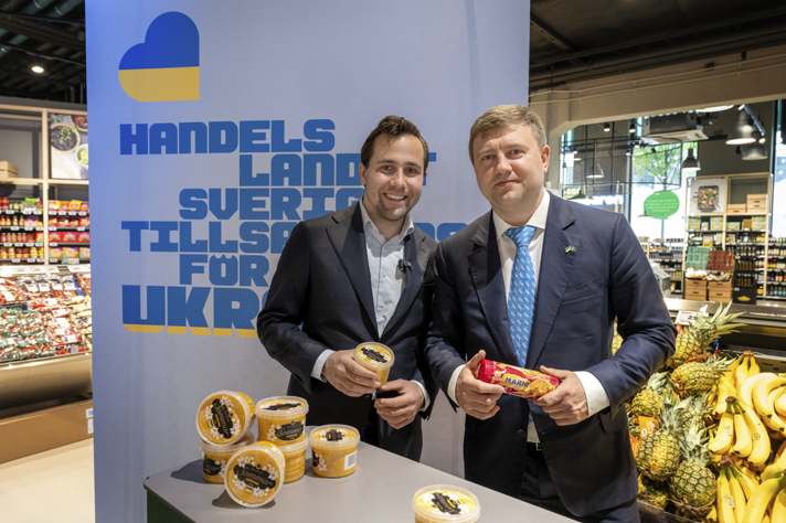 Bistånds- och utrikeshandelsminister Benjamin Dousa tillsammans med Ukrainas jordbruks- och livsmedelsminister Vitalii Koval, hållandes Ukrainas livsmedel.